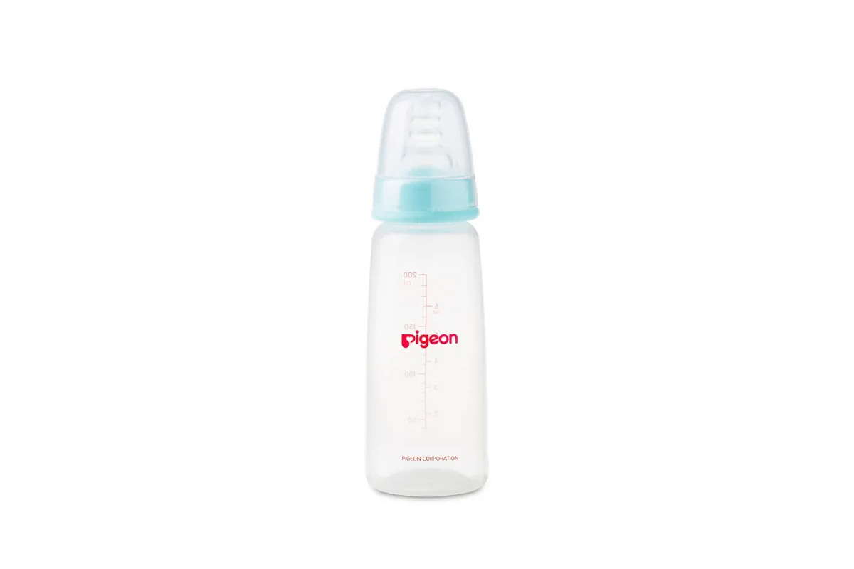 PIGEON FLEXIBLE PLASTIC BOTTLE 4 PLUS MONTHS COLOR BLUE 200 ML - Milano Pharmacy