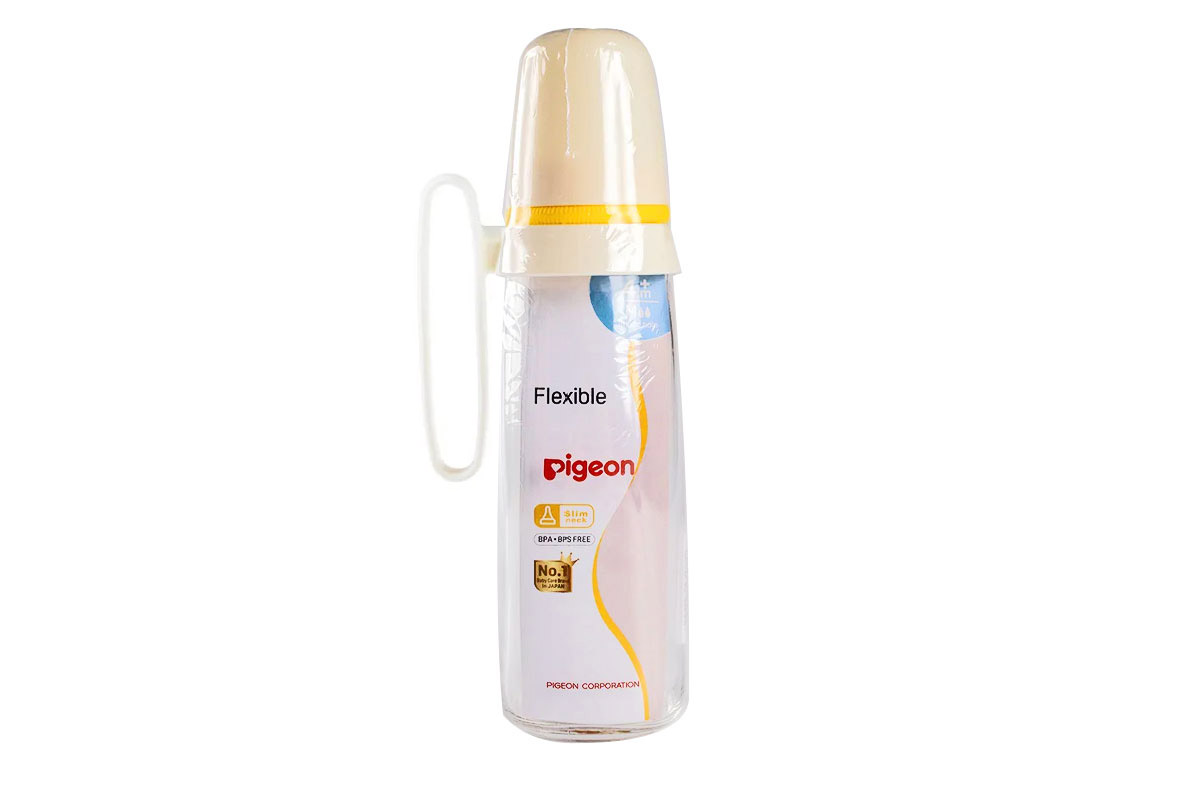 PIGEON FLEXIBLE PLASTIC BOTTLE WITH HANDLE 4 PLUS MONTHS WHITE AND YELLOW 240 ML - Milano Pharmacy